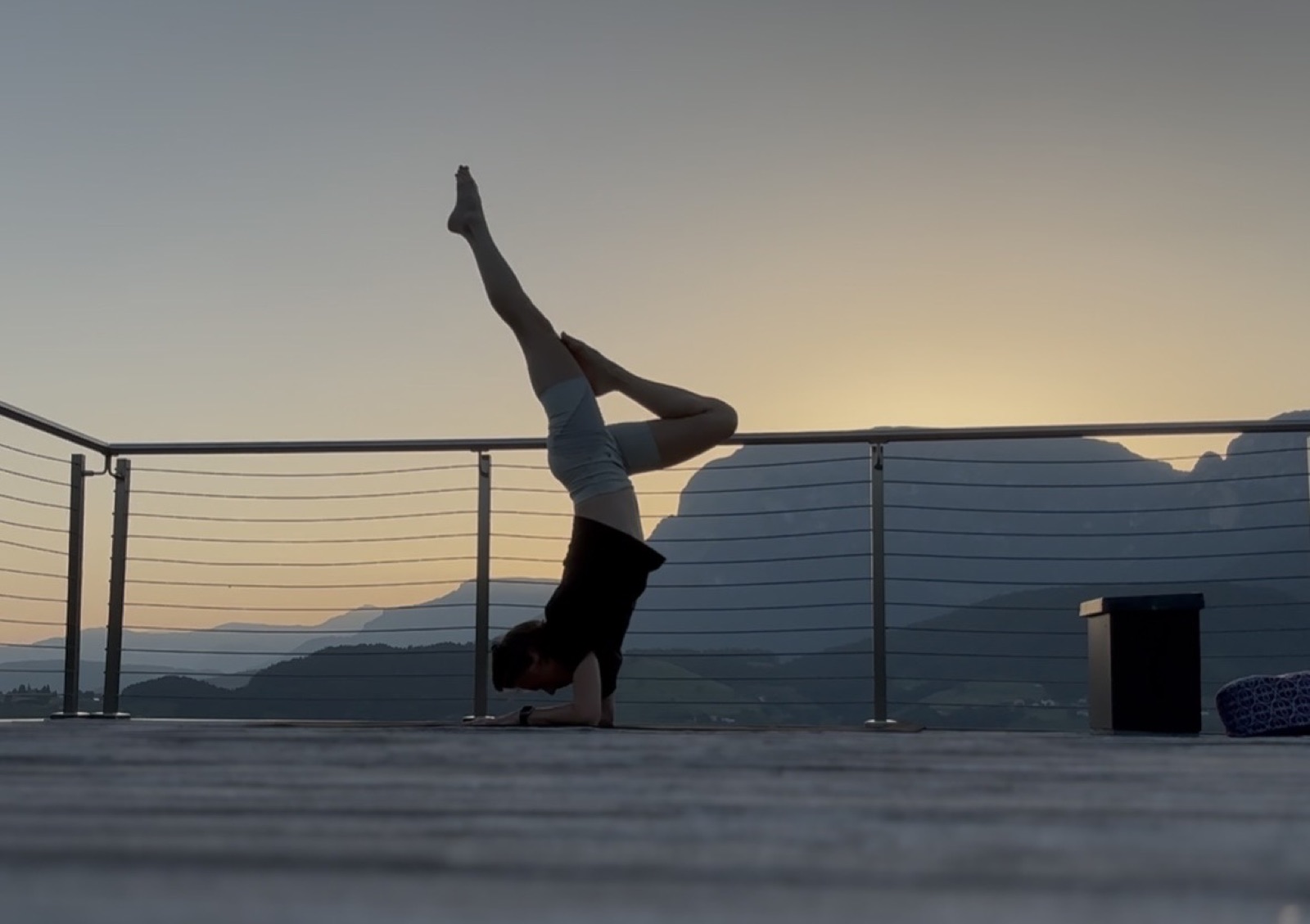 Yoga-Silhouette vor Bergpanorama