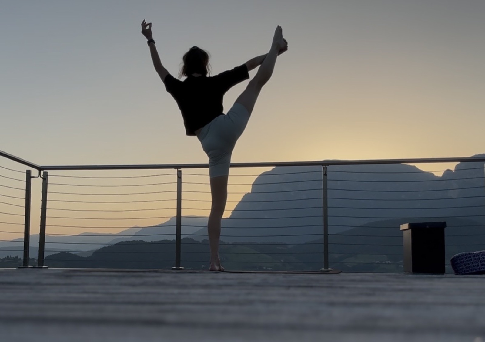 Standing Split im Morgenlicht