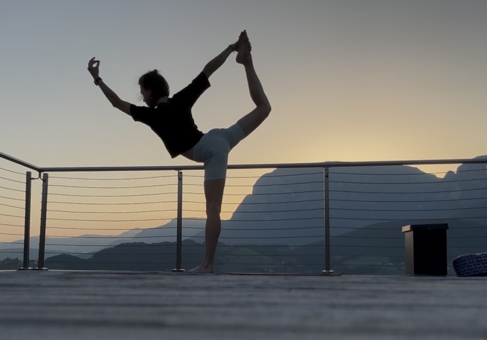 Tänzerin-Pose auf der Terrasse