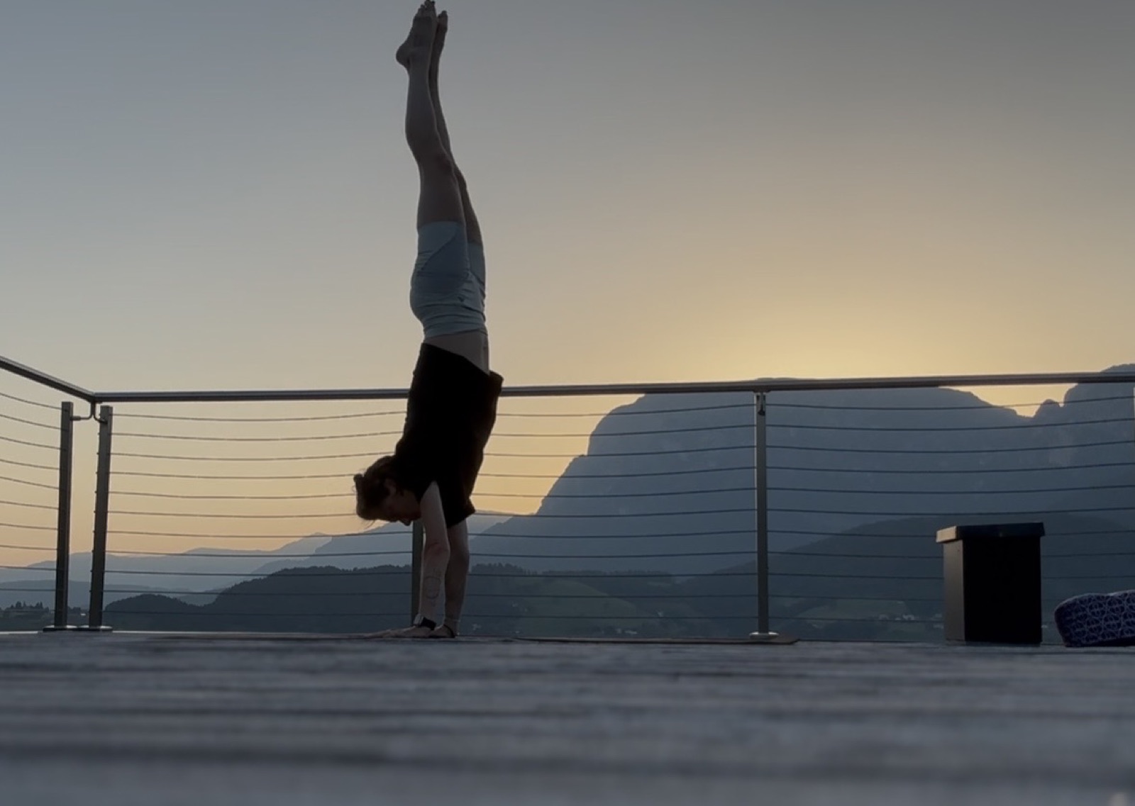 Handstand vor den Bergen