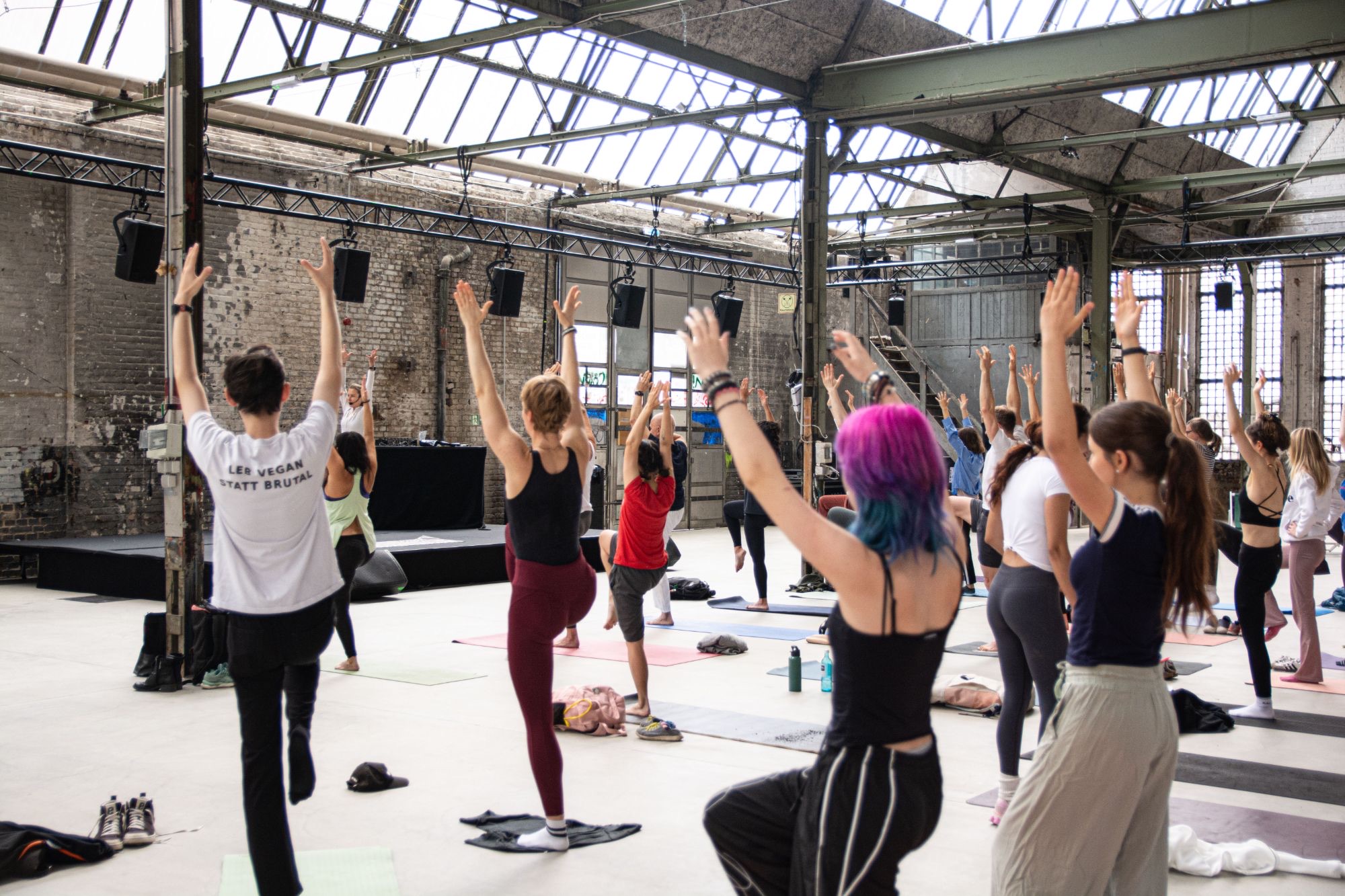 Große Yoga-Session in der Industriehalle