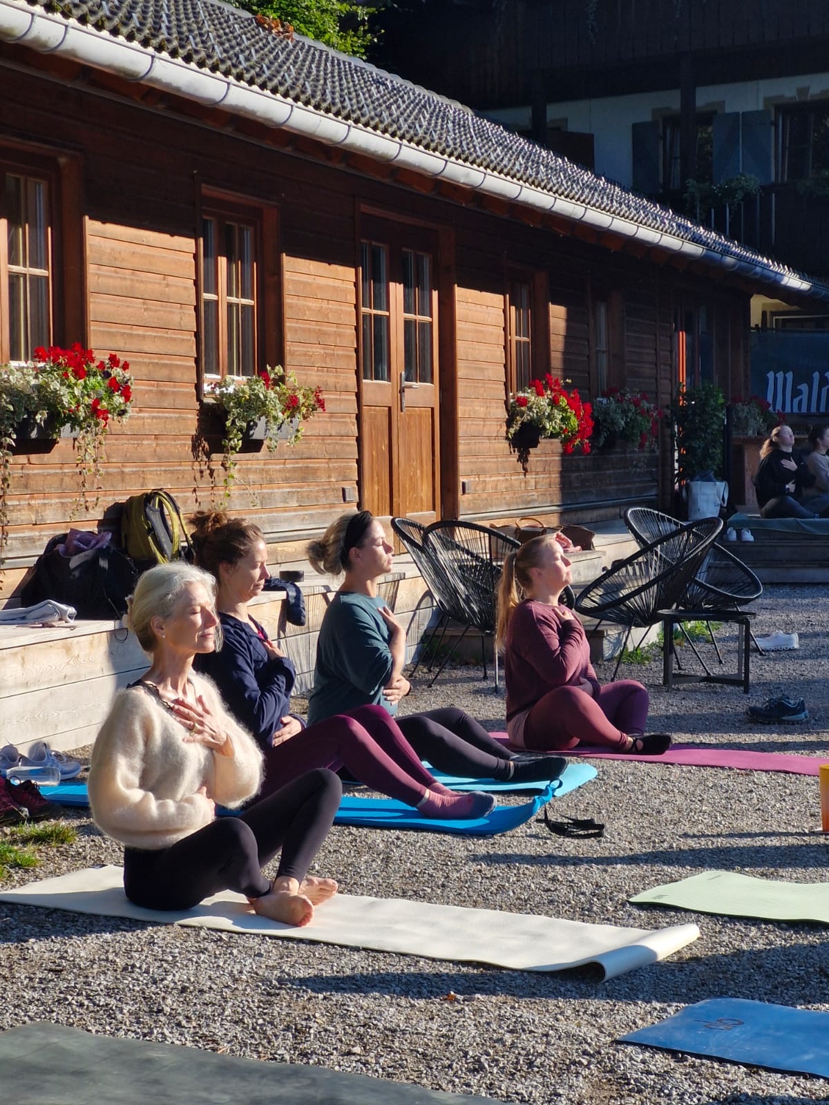 Breathwork auf den Matten vor dem Waldhaus